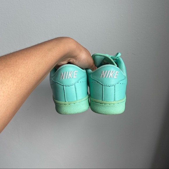✨Nike Tennis Classic Sneakers ✨ - Picture 6 of 7